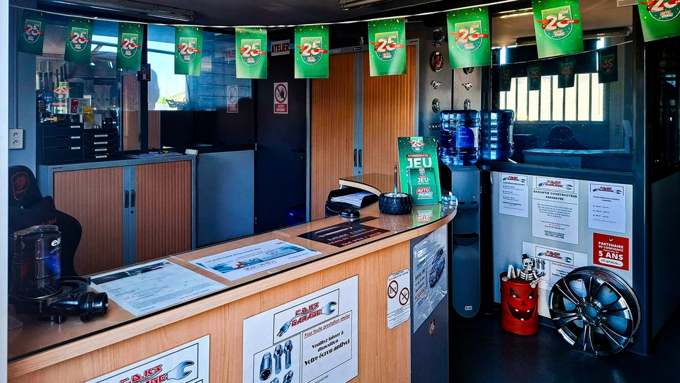 Salon spacieux avec télévision, moquette, table et deux canapés